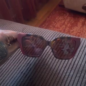 selling Gucci burgundy sunglasses